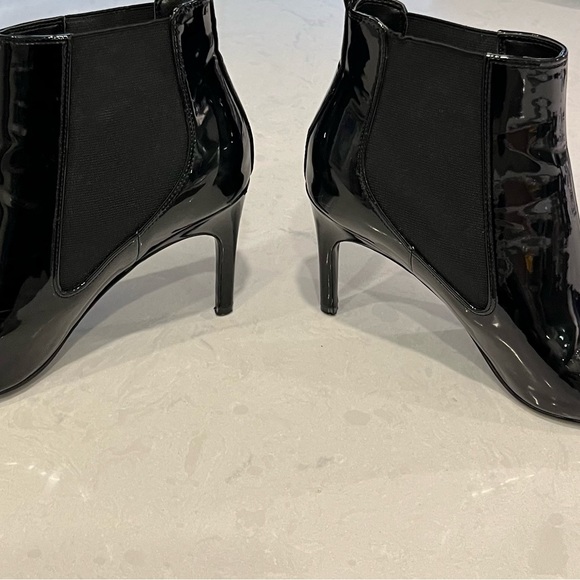 Nine West Black Patent leather bootees 🖤 - Picture 4 of 6